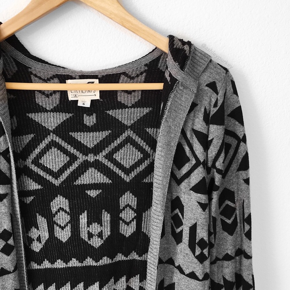 ❤️CLEARANCE❤️ gray and black aztec cardigan - Picture 2 of 4